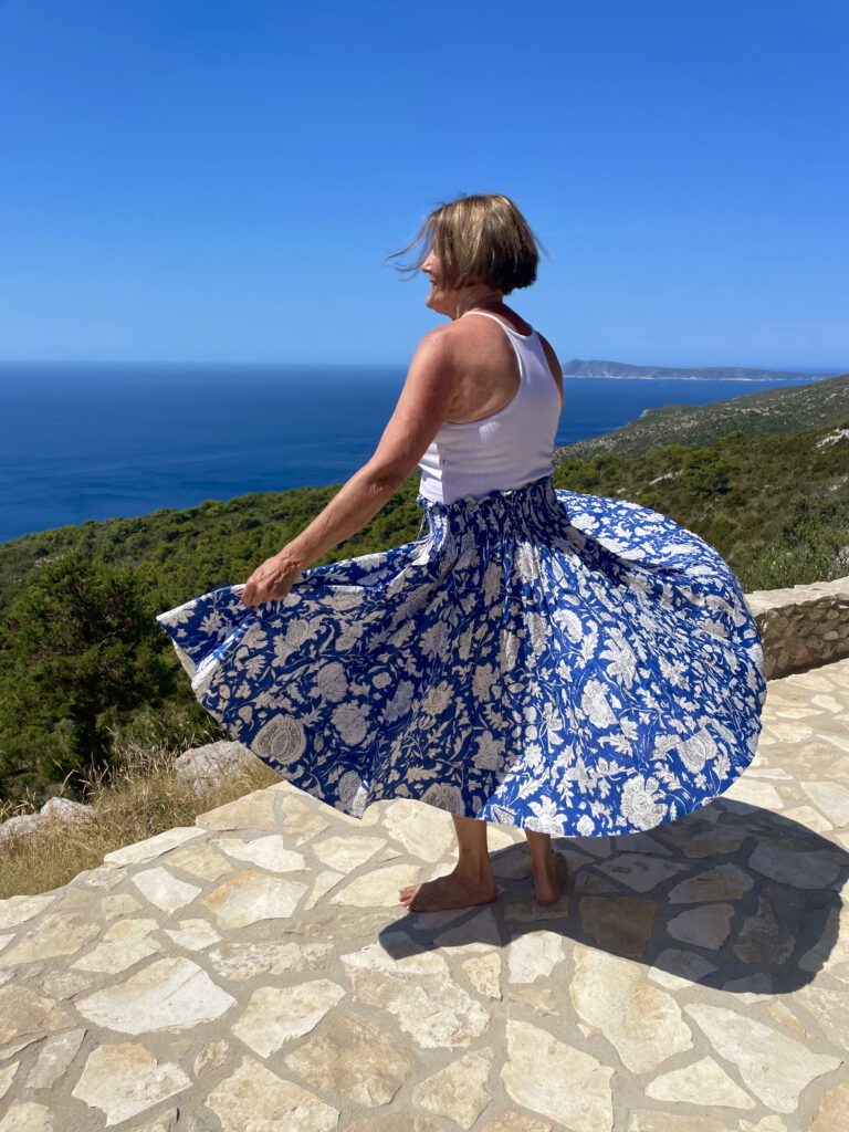 Blauer Midirock für den Urlaub im Süden